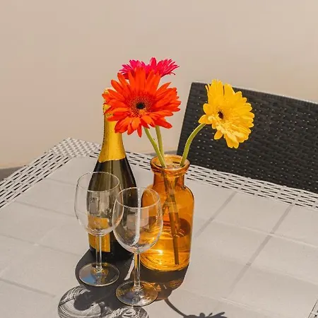 Charming 1bdr Near Sea! Great Location!