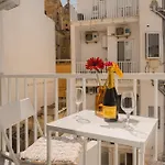Charming & 1br Near Sea By Beyond Air! Great Location!
