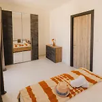 Apartment Charming & 1br Near Sea By Beyond Air! Great Location!