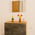 Charming & 1br Near Sea By Beyond Air! Great Location! *