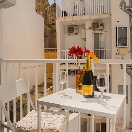 Charming & 1br Near Sea By Beyond Air! Great Location!