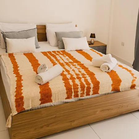 Charming & 1br Near Sea By Beyond Air! Great Location! شقة